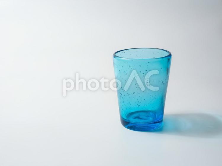 水を飲み終わり空になった青いグラス グラス,青いグラス,カップの写真素材