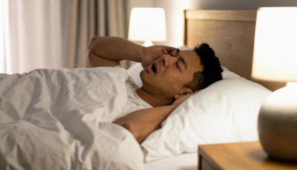 大きないびきをかいて眠る日本人男性 大きないびきをかいて眠る日本人男性の写真