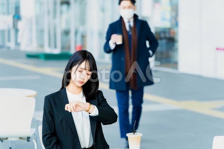上司と待ち合わせをする部下の若い女性 ビジネスウーマン,ビジネスマン,女性の写真素材