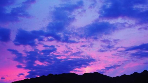 ドラマチック!マジックアワーの広島の空 ドラマチック!マジックアワーの広島の空 夕焼け,夕暮れ,マジックアワーの写真素材