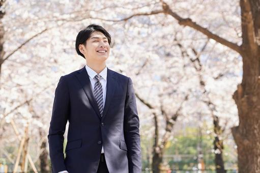櫻花背景下,日本男商人微笑著站著, JPG 櫻花背景下,日本男商人微笑著站著, 商人, 男人, 笑臉, JPG