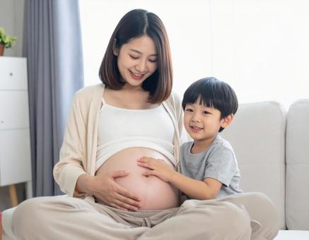 妊婦している母と子供が微笑む優しい時間の写真