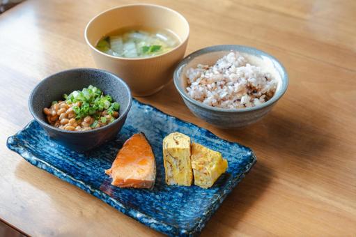 和朝食の定番メニュー 和朝食の定番メニュー 和朝食,朝食,納豆の写真素材