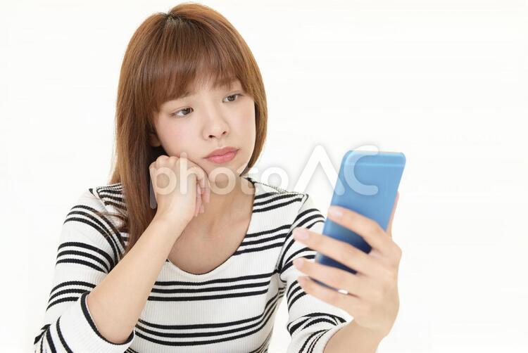 スマートフォンを持つ女性 女性,スマートフォン,女の写真素材