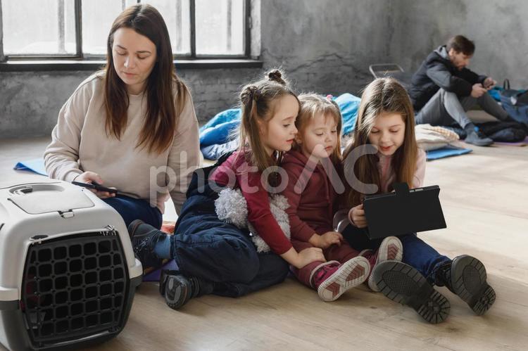 タブレットを見る女の子たちと女性 女性,女の子,人物の写真素材