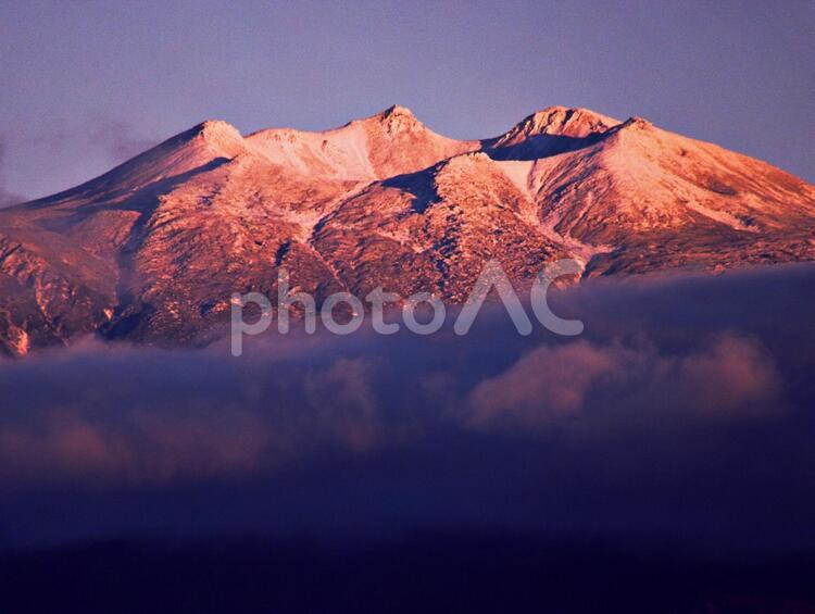 晩秋の夕日に染まる乗鞍岳2 乗鞍岳,夕日に染まる,山の写真素材