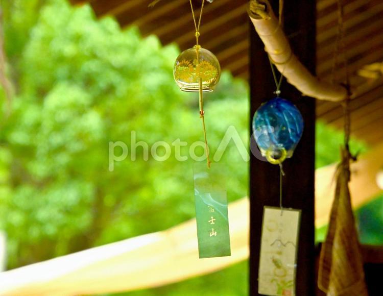 軒下の涼し気な風鈴 風鈴,軒先,夏の写真素材
