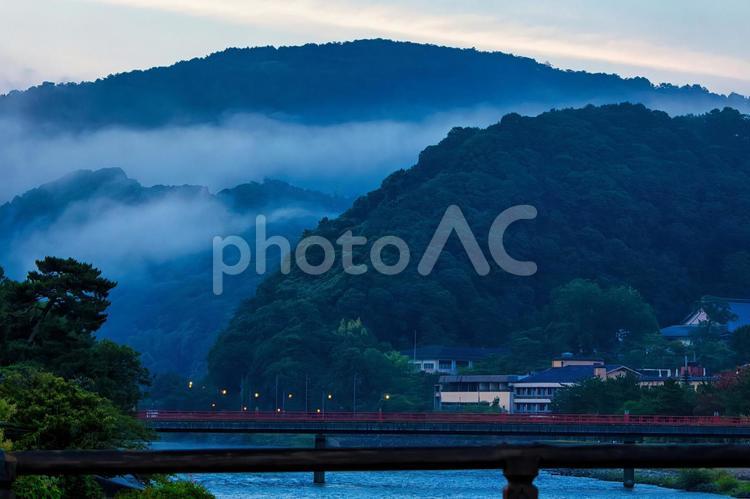 朝霧に包まれる宇治川の幻想的な風景 宇治,朝霧橋,宇治川の写真素材