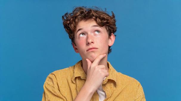上を見上げ、何かに思いを馳せる若者 上を見上げ、何かに思いを馳せる若者の写真