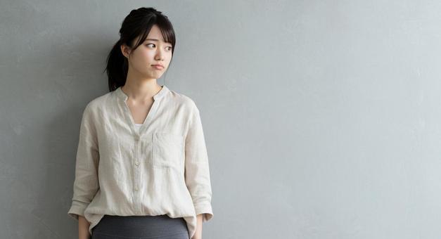 考える女性 疑問 考える女性 疑問の写真