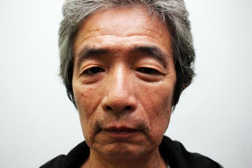 悩むシニア男性 悩むシニア男性 シニア男性,シニア,老人の写真素材