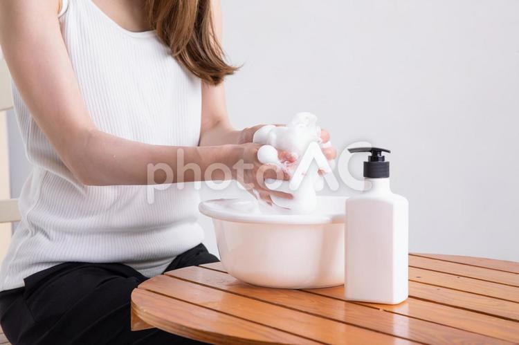 日焼け止めを塗る女性　 女性,日焼け止め,uvの写真素材