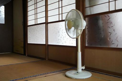  畳と扇風機の横からの眺め 扇風機,畳,和室の写真素材