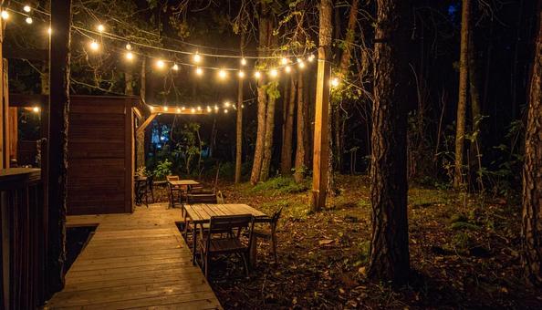 夜の森の中のテラス席の写真