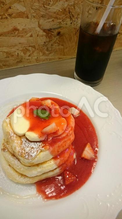 イチゴのパンケーキとアイスコーヒー おいしい,おやつ,お肉の写真素材