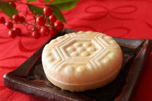 小豆もなか(正月イメージ) 小豆もなか(正月イメージ) 小豆最中,もなか,和菓子の写真素材