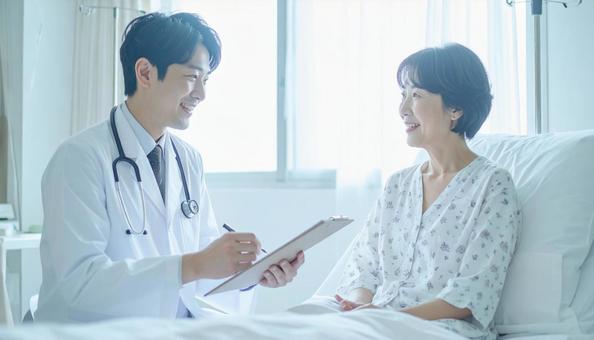 問診する医師 問診する医師の写真