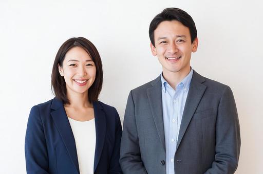 オフィスカジュアルな装いの社員 オフィスカジュアルな装いの社員の写真