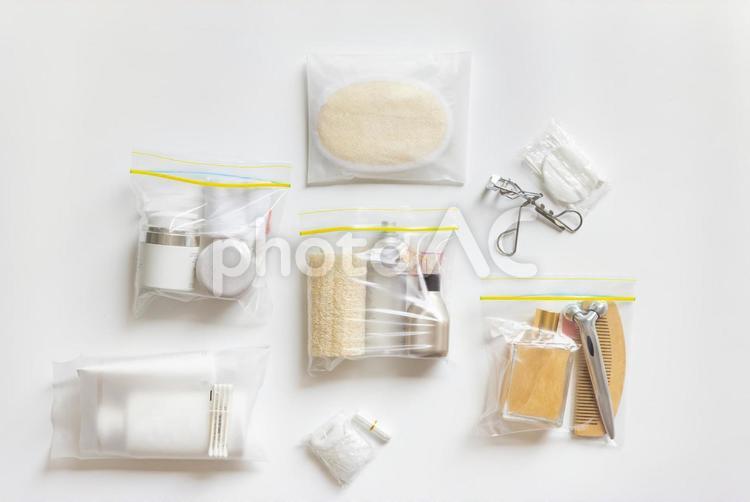 真上から見た綿棒とビューラーと美顔器 化粧品,ジッパー袋,まとめるの写真素材