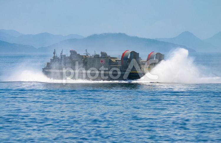 訓練展示中の海上自衛隊ホバークラフト 海上自衛隊,自衛隊,ミリタリーの写真素材