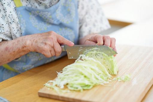 キャベツの千切りを作っている手元 キャベツ,包丁,千切りの写真素材