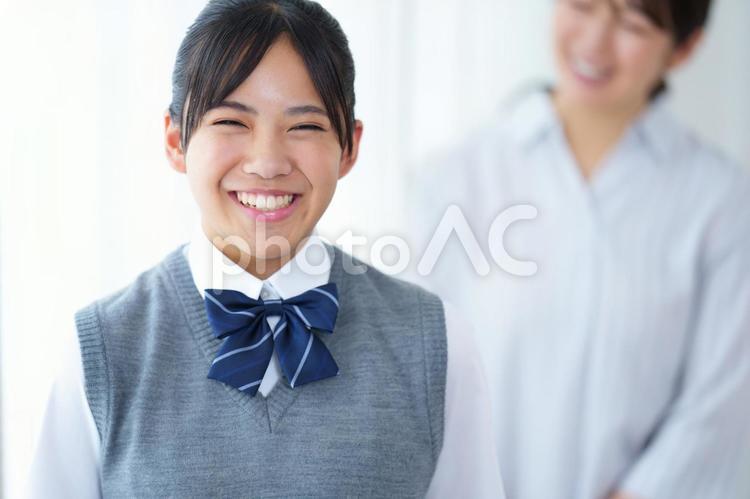 女子生徒とお母さん 人物,女の子,女子生徒の写真素材