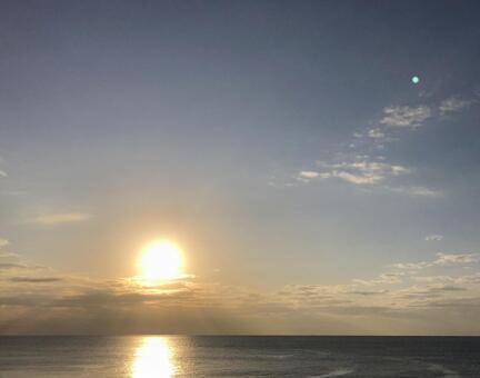 冬の湘南海岸に昇る朝日 朝日,湘南,海の写真素材