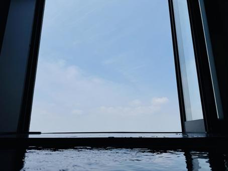 温泉から見る空 温泉から見る空 空,温泉,青空の写真素材