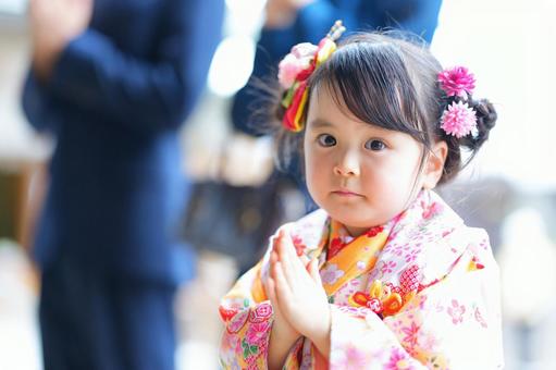 手を合わせて祈る着物姿の女の子 手を合わせて祈る着物姿の女の子 七五三,お参り,七五三参りの写真素材