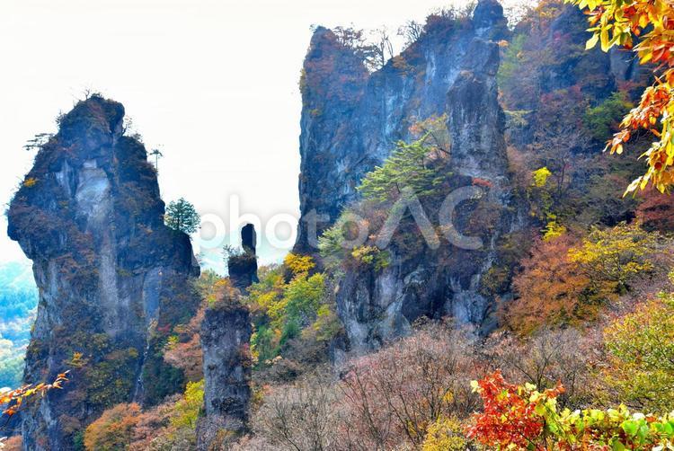 妙義山の奇岩と紅葉（群馬） 奇岩,紅葉,秋の写真素材
