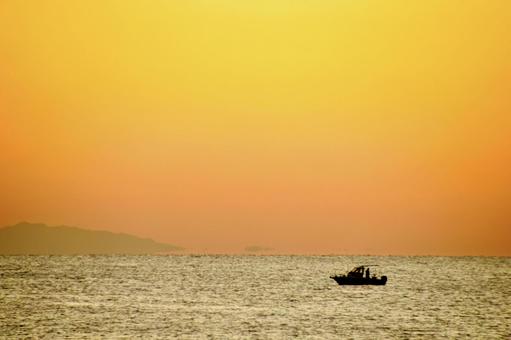 九州の浮き島現象が見える夕暮れの水平線 浮き島現象,夕暮れ,九州本土の写真素材
