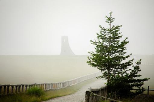 美しの塔 美しの塔 美しの塔,美ヶ原高原,霧の写真素材
