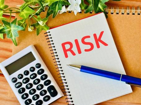 RISK・リスクの文字と電卓 RISK・リスクの文字と電卓 リスク,危険,危機管理の写真素材