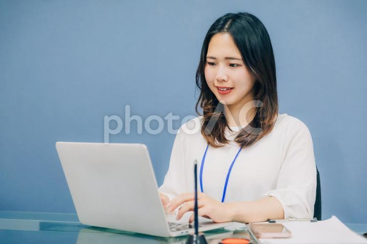 デスクでパソコン作業するビジネスウーマン ビジネス女性,リクルート,ノートパソコンの写真素材