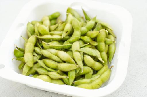 ざるの上の枝豆 ざるの上の枝豆 夏野菜,枝豆,豆の写真素材