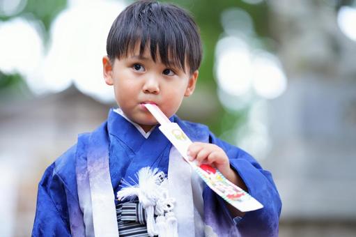 七五三で笑顔を見せる羽織袴の少年 七五三で笑顔を見せる羽織袴の少年の写真