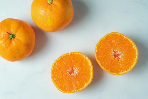 カットみかんと丸ミカン みかん,果物,フルーツの写真素材