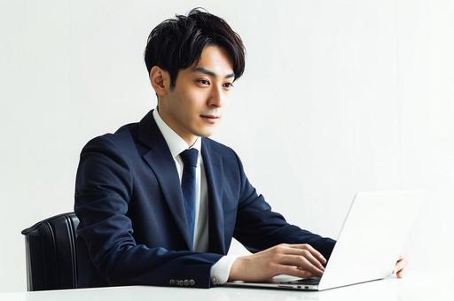 パソコンを使って仕事をするビジネスマン パソコンを使って仕事をするビジネスマンの写真