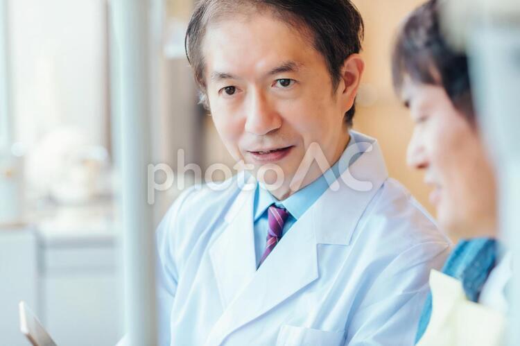 男性医師と患者 歯医者,医師,医者の写真素材