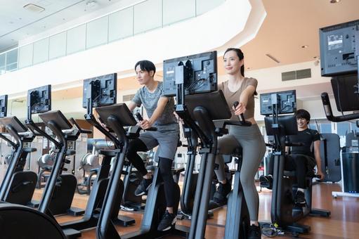 スポーツジムでトレーニングをする若い男女 スポーツジム,フィットネス,ダイエットの写真素材