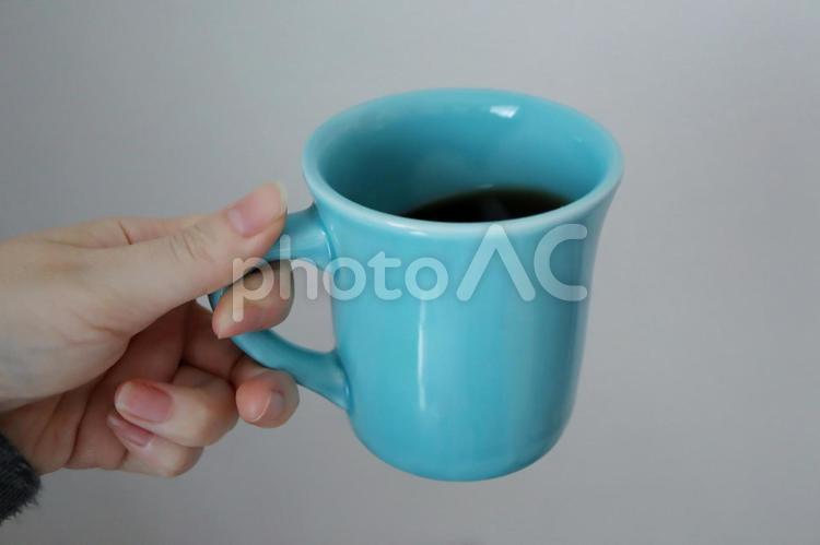 青いマグカップを持っている手 珈琲,飲み物,マグカップの写真素材