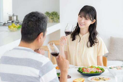 ダイニングで食事をするミドルの夫婦 ダイニングで食事をするミドルの夫婦 食事,家族,夫婦の写真素材