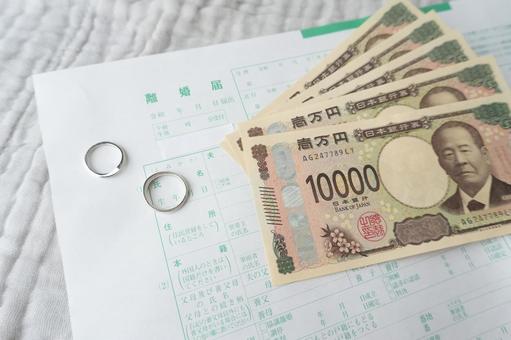 離婚のイメージ(離婚届・結婚指輪・現金) 離婚のイメージ(離婚届・結婚指輪・現金)の写真