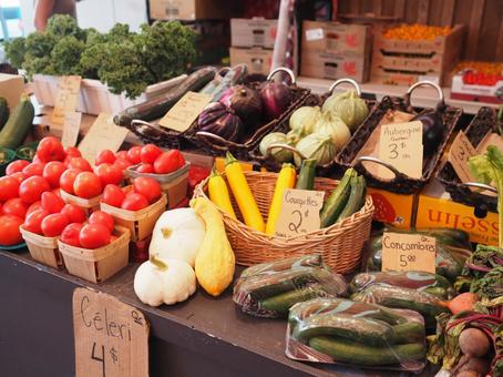 市場で販売されるカラフルな野菜 市場で販売されるカラフルな野菜の写真