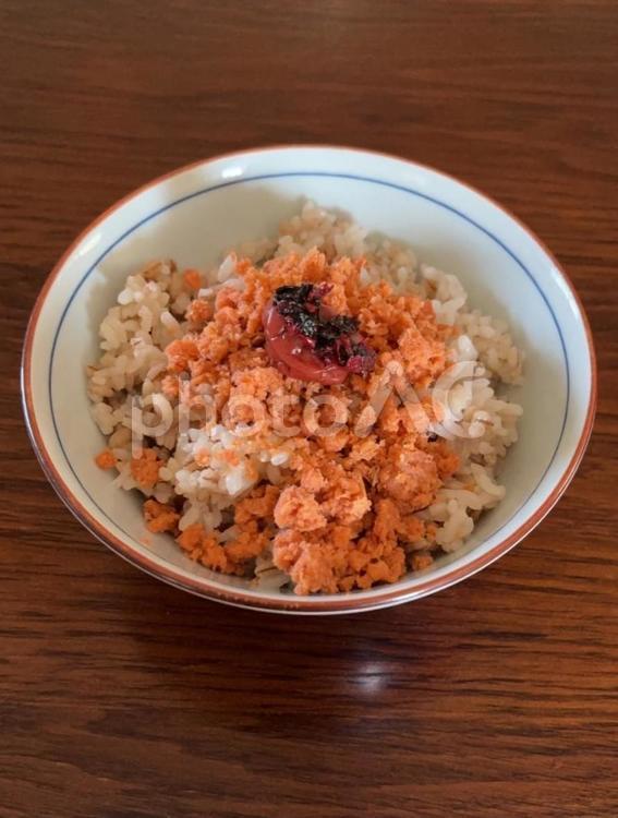 もち麦ご飯に鮭フレークとかつお梅の茶碗飯 茶碗飯,もち麦入り,ご飯の写真素材