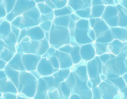 青い水面の反射模様 青い水面の反射模様の写真