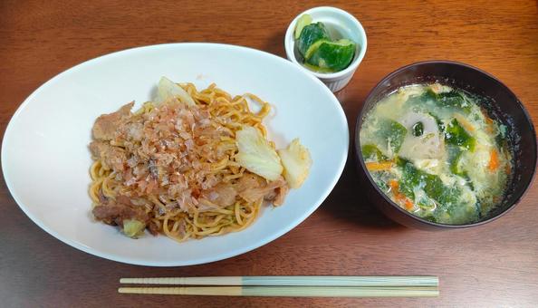 焼きそばとスープ 焼きそばとスープの写真