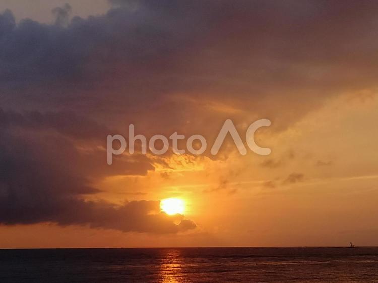 夕焼けと海 夕焼け,オレンジ色の空,沈む太陽の写真素材