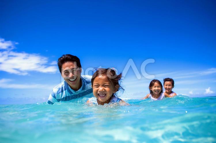 ファミリー海１ 家族,family,happyの写真素材