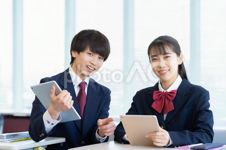 学校で勉強をする男女の高校生 教育,塾,勉強の写真素材